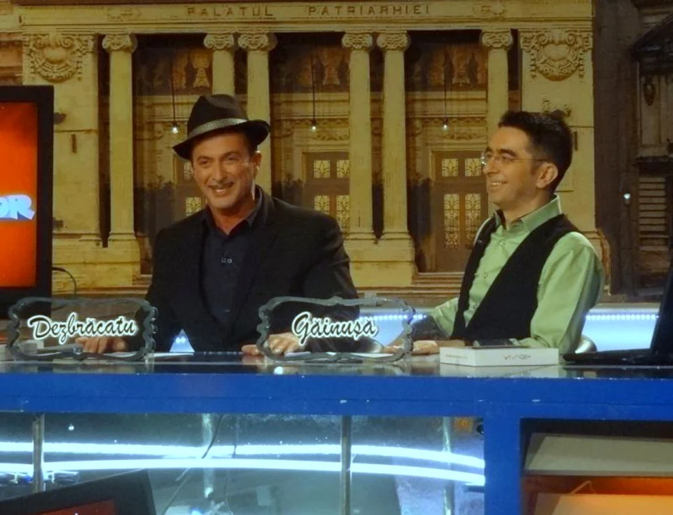 Cătălin Dezbrăcatu şi Mihai Găinuşă la «Cronica cârcotaşilor» (Foto: Prima TV)