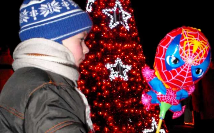 În Piaţa centrală a fost montat şi un brad de patru metri