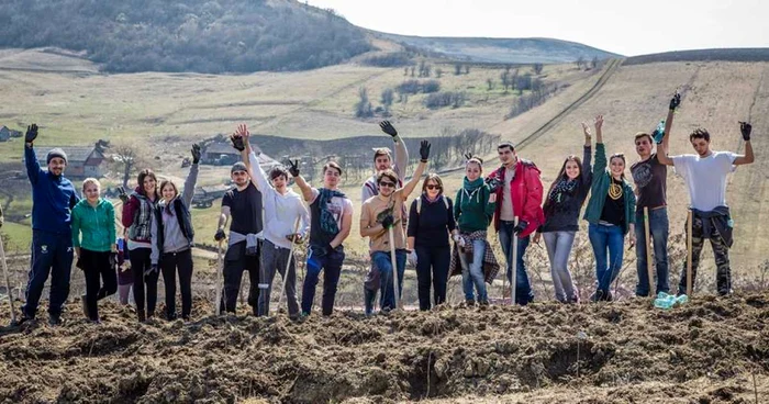 În luna martie, voluntarii Tăşuleasa Social au împădurit un teren degradat de la Budeşti FOTO: Tăşuleasa Social