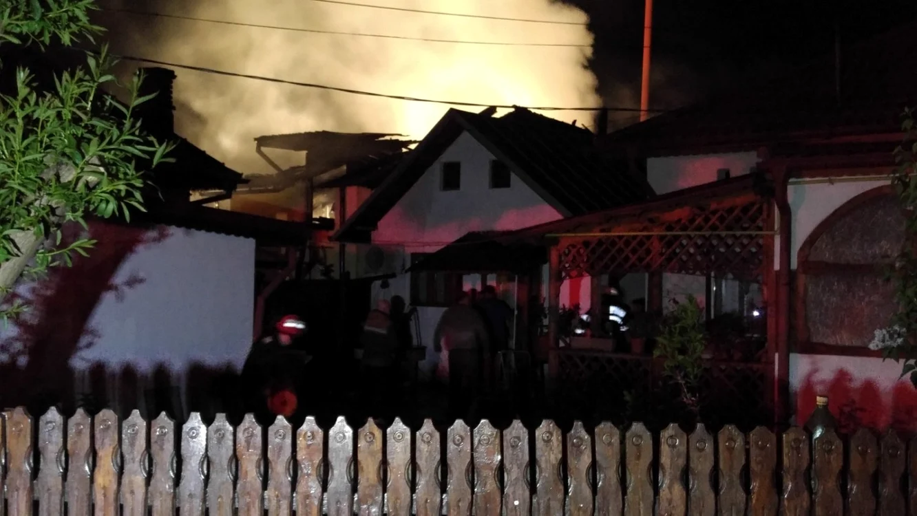 Pompierii încearcă acum să stabilească exact ce a condus la izbucnirea flăcărilor FOTO Ionuţ Dima