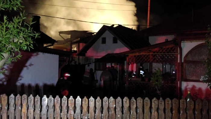 Pompierii încearcă acum să stabilească exact ce a condus la izbucnirea flăcărilor FOTO Ionuţ Dima