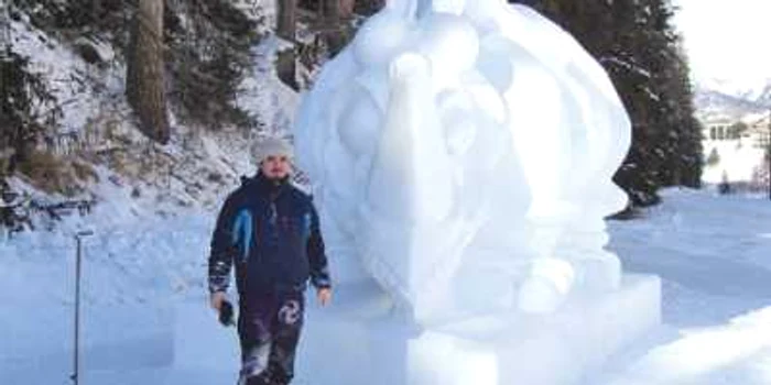 Artistul plastic Bogdan Adrian Lefter, alături de rinocerul sculptat în zăpadă