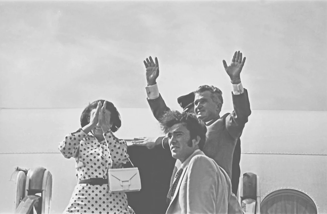 Nicu Ceaușescu pe scara avionului