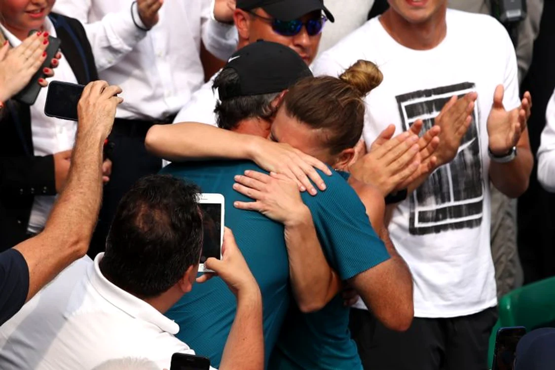 
    Îmbrăţişarea dintre Simona Halep şi Darren Cahill, după victoria de la Roland Garros 2018FOTO: EPA  