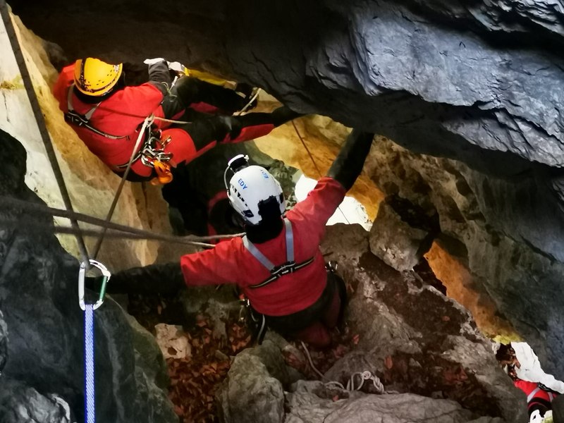 Cum decurge un exercițiu de salvare într-un mediu extrem, de la adâncimea de 70 de metri VIDEO