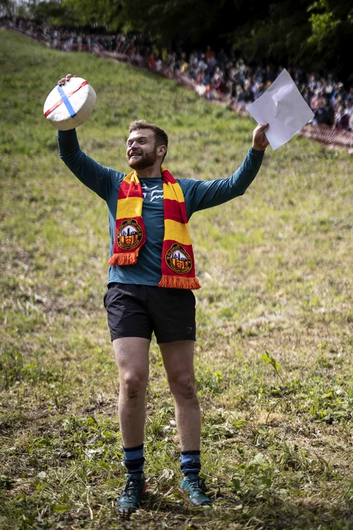 Matt Crolla, câștigător Cheese Rolling 2023, alături de cașcavalul pe care l-a prins