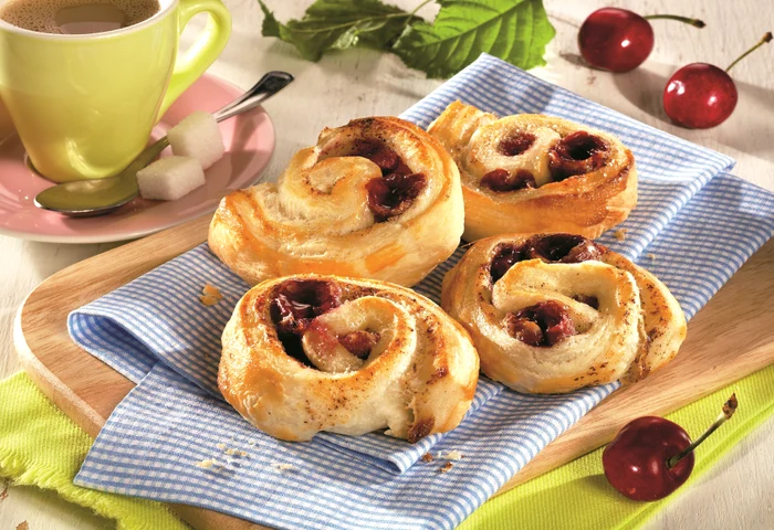 
    Melcișori cu cireșe  