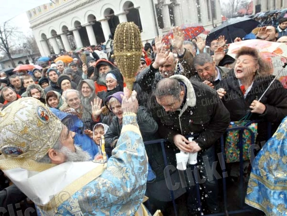 Mulţimea a aşteptat entuziasmată binecuvântarea Patriarhului Daniel