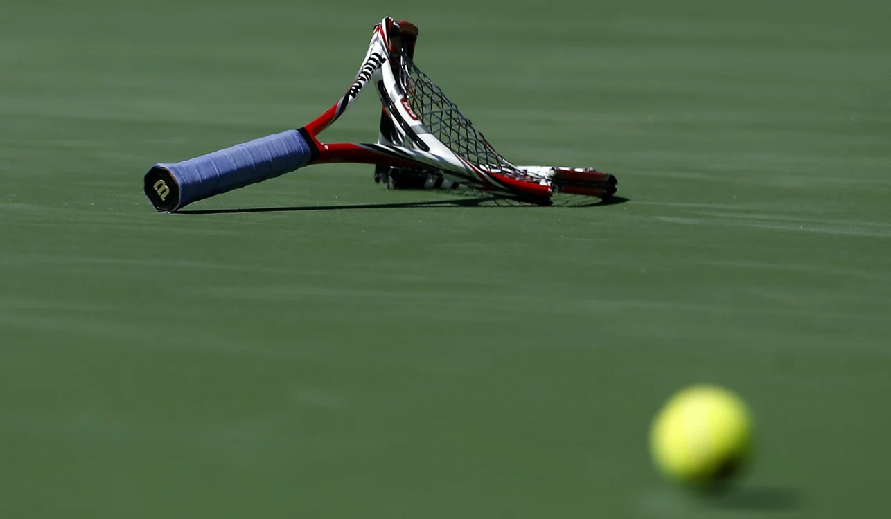 Rachetele de tenis suportă, adesea, furia jucătorilor din „sportul alb” (FOTO: EPA)