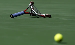 Racheta de tenis distrusa (EPA) jpg