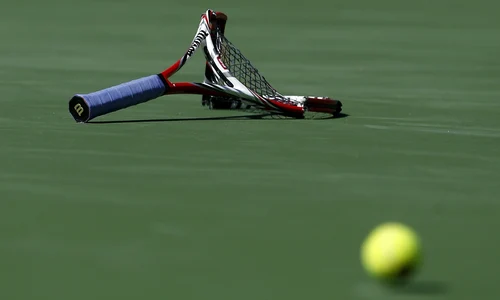 Racheta de tenis distrusa (EPA) jpg