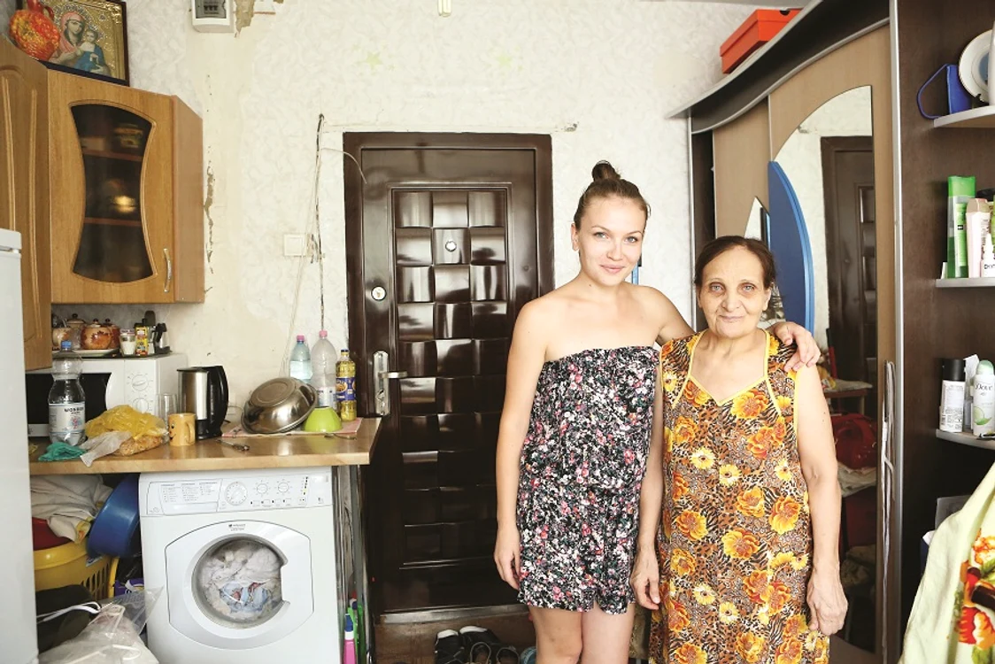 Raisa Iovu, sora sportivei, şi mama lor, Maria, în cămăruţa lor de la Buiucani