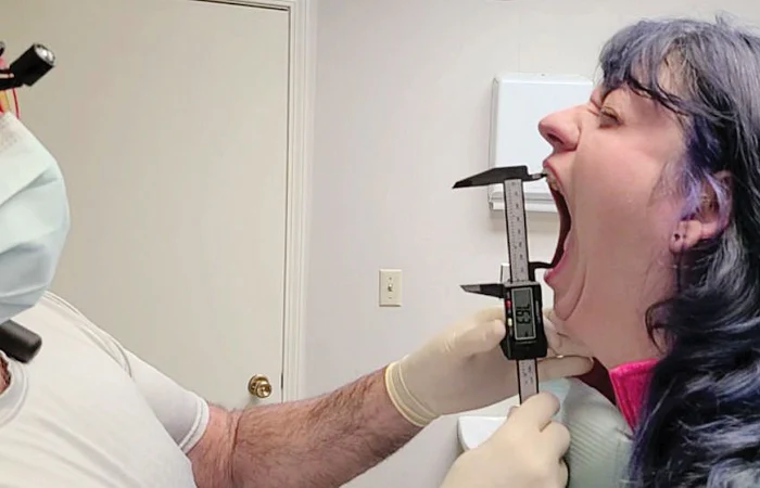 Chiar şi  doctorii sunt  uimiţi de  abilitatea ei. SURSĂ FOTO: Guinness World Records