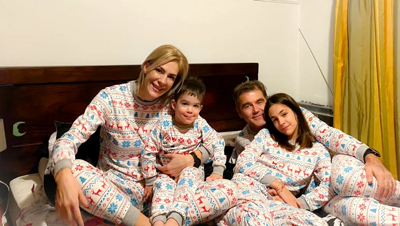 Roxana Ciuhulescu, soțul și copiii, pregătiți pentru Sărbători în pijamale