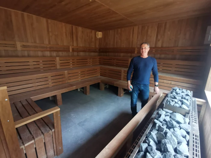 Marius Călina prezintă sauna uscată de la Amazonia înainte de deschidere FOTO Ștefan Both