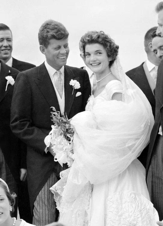 
    Jackie Kennedy şi John  