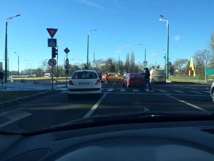 Accidentul de la Michelangelo a fost provocat din cauza neacordării de prioritate FOTO Gabriel Olteanu