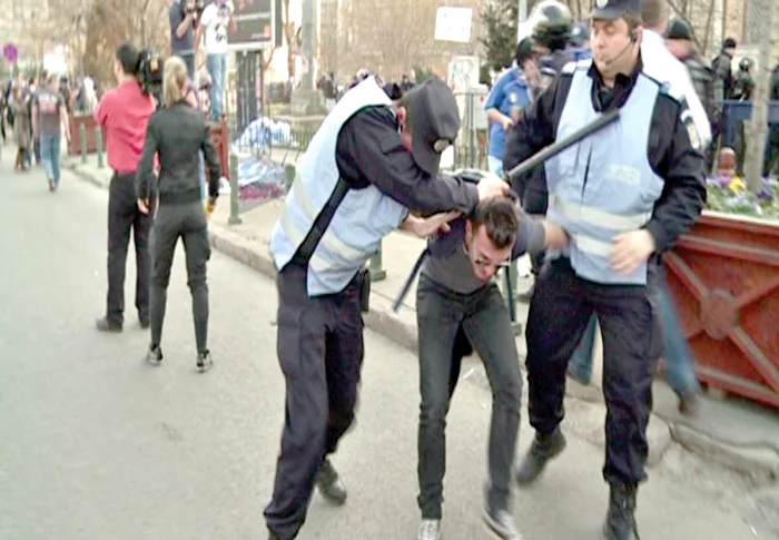 Fanii au fost bătuţi de forţele de ordine