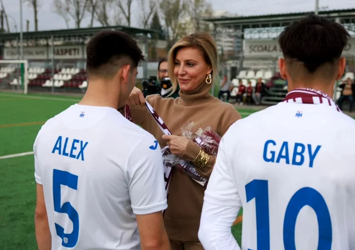 Diana Șucu le-a oferit eșarfe alb-vișinii tuturor jucătorilor (FOTO: Facebook/ SFR)