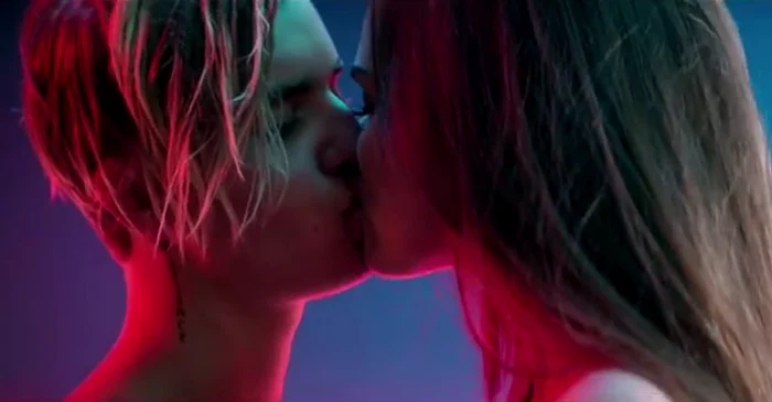 Moldoveanca Xenia Deli este protagonista unui sărut pasional în videoclipul lui Justin Bieber