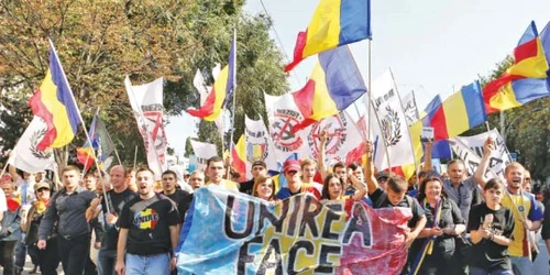 Printre manifestanţii de la Chişinău s-au numărat politicieni, istorici şi artişti  