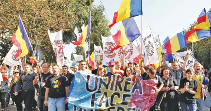 Printre manifestanţii de la Chişinău s-au numărat politicieni, istorici şi artişti