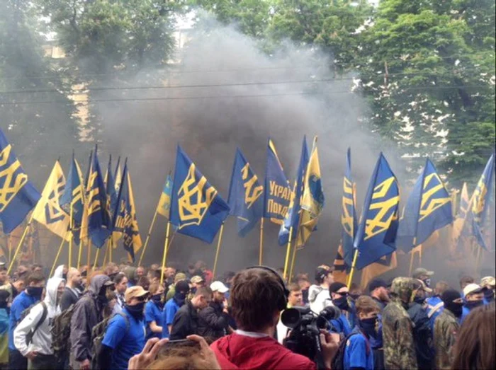 Mars al Batalionului Azov la Kiev FOTO Twitter @myrevolutionrus