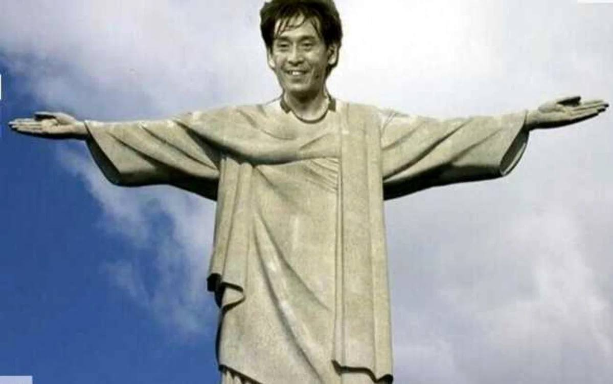 Nishimura, prezentat în ipostaza statuii lui Isus, de la Rio de Janeiro