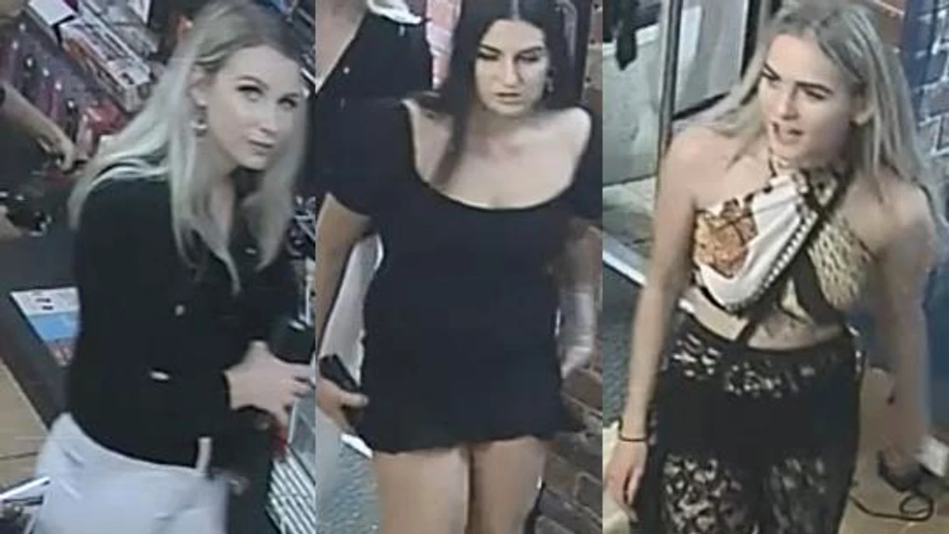 
    Fetele fermecătoare care au furat vibratoarele au fost suprinse de camerele de supraveghere în timp ce ascundeau jucăriile sexuale în haineFoto: poliţie  