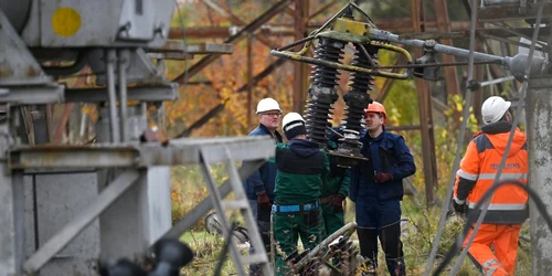 muncitori ucraineni repara liniile electrice afectate de o lovitură cu racheta a rusilor foto afp jpg
