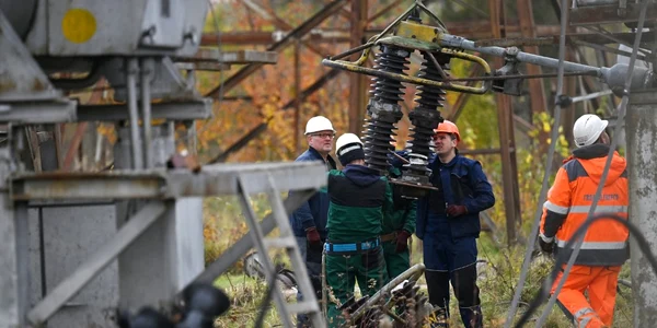muncitori ucraineni repara liniile electrice afectate de o lovitură cu racheta a rusilor foto afp jpg