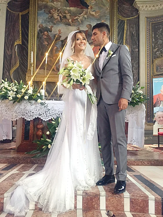 
    Laura Cosoi s-a  măritat pe 7 august,  la Iași, dar a făcut o  petrecere și la Târgu-Mureș   