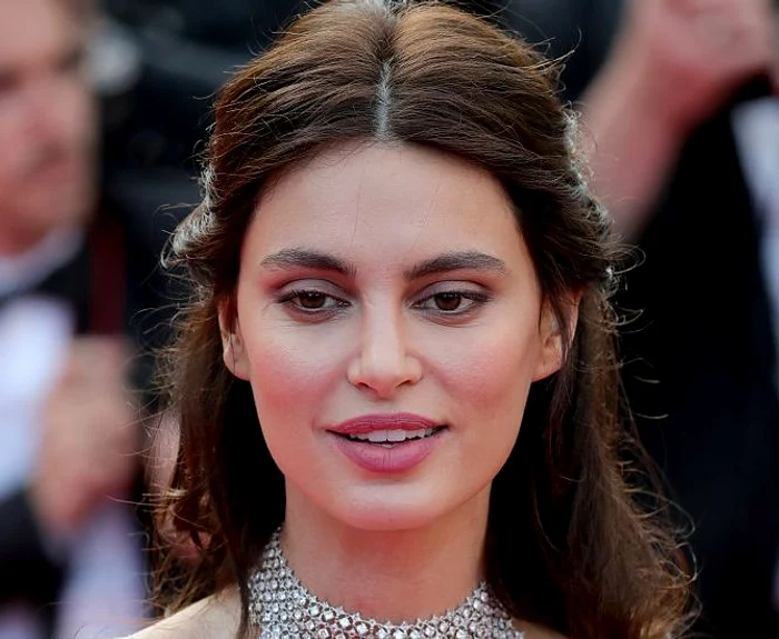 
    Actriţa a accesorizat ţinuta elegantă cu o poşetă de culoare rozFoto: Getty Images  