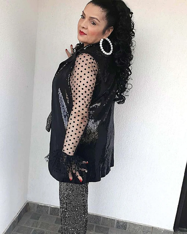 Cornelia Catanga adoră ținutele negre, pentru scenă 
