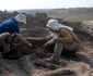 Arheologii excavând în interiorul cercului (© Università di Catania)