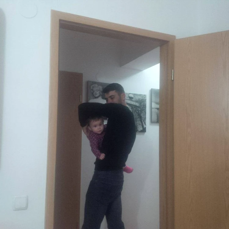 Marius Elisei, un tătic de nota 10, care o alintă pe fetiţa lui adorabilă