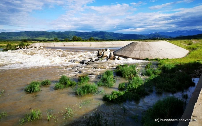 Canalul de derivaţie de la Bretea. Foto: Daniel Guţă. ADEVĂRUL.