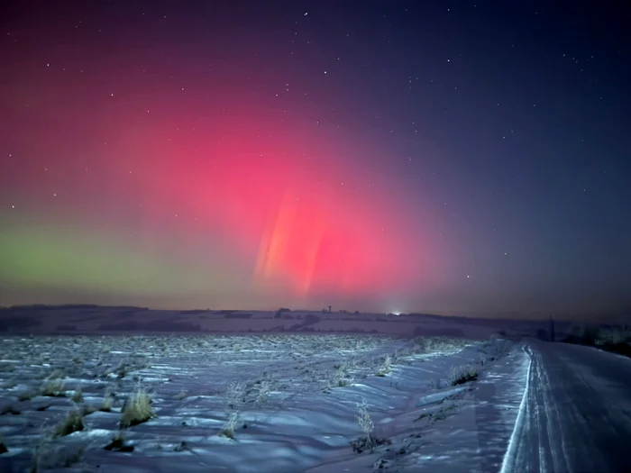 Aurora boreală surprinsă în Suceava/FOTO: Facebook/Emy Coroama