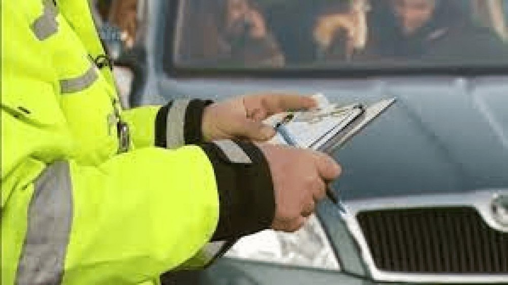 Flagrant penal cu lire sterline oferite ca mită unui poliţist din Neamţ, pentru „a închide ochii”