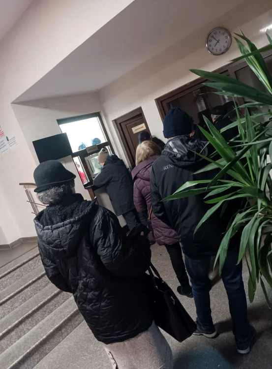 Oamenii stau la coadă la abonamente la Filarmonica Pitești FOTO Facebook