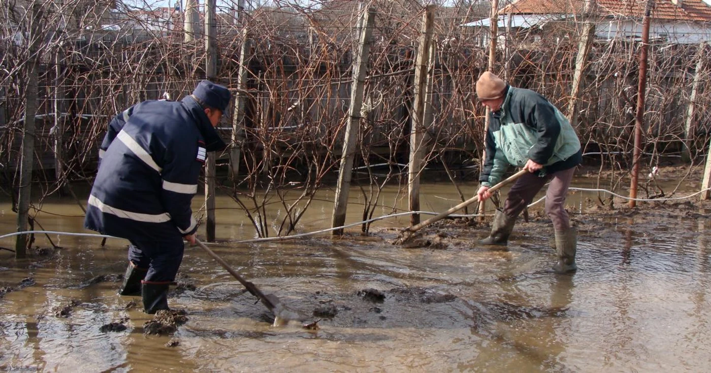 Pompierii evacuează, şi la această oră, apa din gospodării