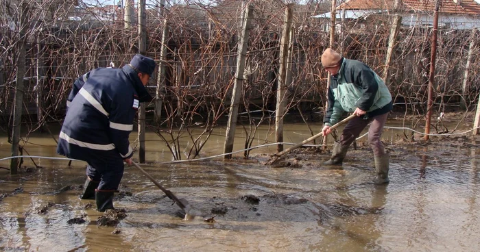 Pompierii evacuează, şi la această oră, apa din gospodării