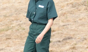 Felicity Huffman poartă uniformă, șapcă, iar pe chip i se poate citi anxietatea jpeg