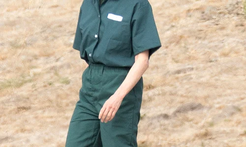 Felicity Huffman poartă uniformă, șapcă, iar pe chip i se poate citi anxietatea jpeg