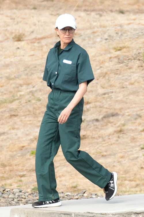 Felicity Huffman poartă uniformă, șapcă, iar pe chip i se poate citi anxietatea