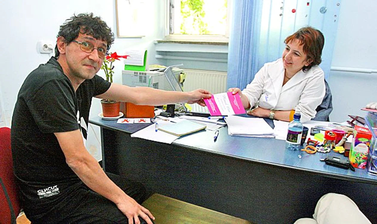 Dr. Magda Ciobanu  îl ajută pe Emil să  renunţe la ţigări