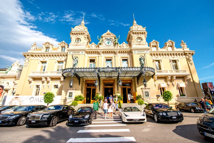 Mașini de lux lângă faimoasa clădire a Cazinoului din Monte Carlo FOTO Shutterstock