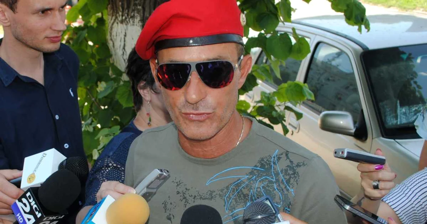 Radu Mazăre, în ţinuta de luptător de guerrillă Foto Arhivă Adevărul