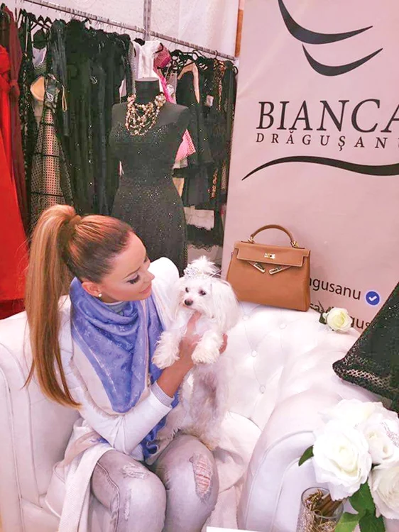 
    Bianca e de nedespărţit  de căţeluşa Bella,  căreia i-a pus şi o  coroniţă de mireasă  