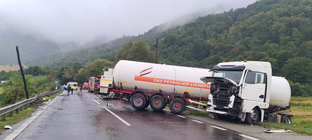 Pericol extrem pe Valea Oltului. Cisternă încărcată cu GPL, ciocnire cu un TIR VIDEO